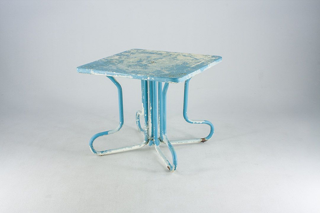Foto Blue Garden Table with White Blurs of Color Italy 1972 h68x80x80