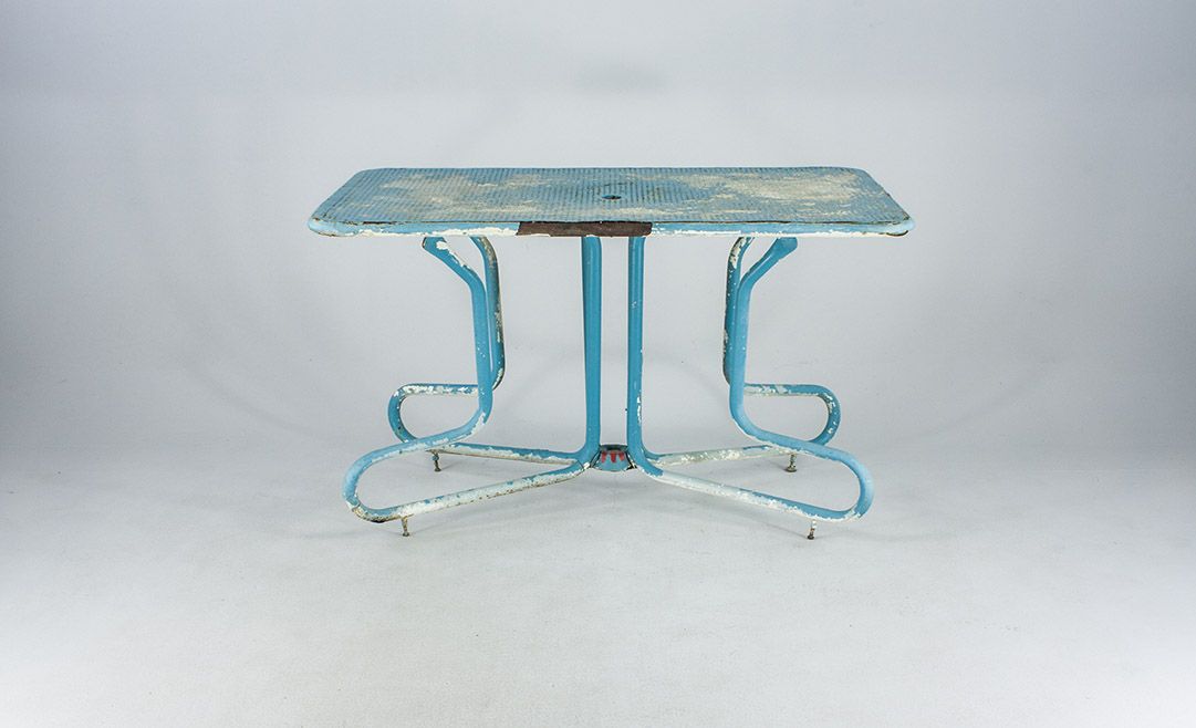 Foto Big Blue Garden Table with White Blurs of Color Italy 1972 h77x124x77