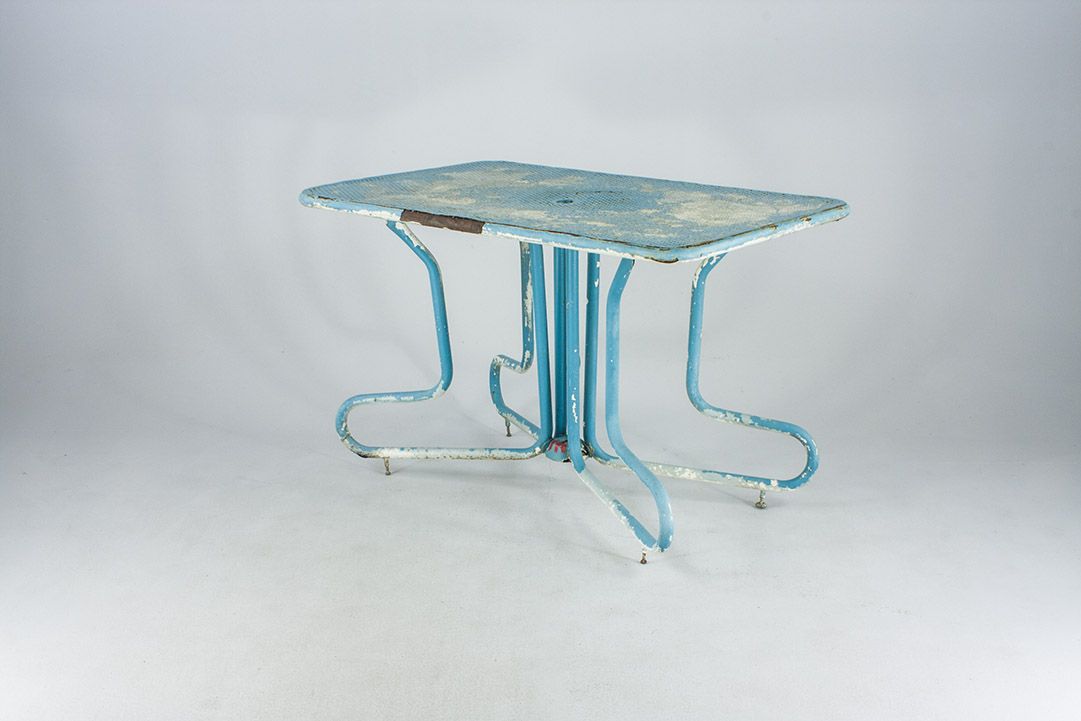 Foto Big Blue Garden Table with White Blurs of Color Italy 1972 h77x124x77