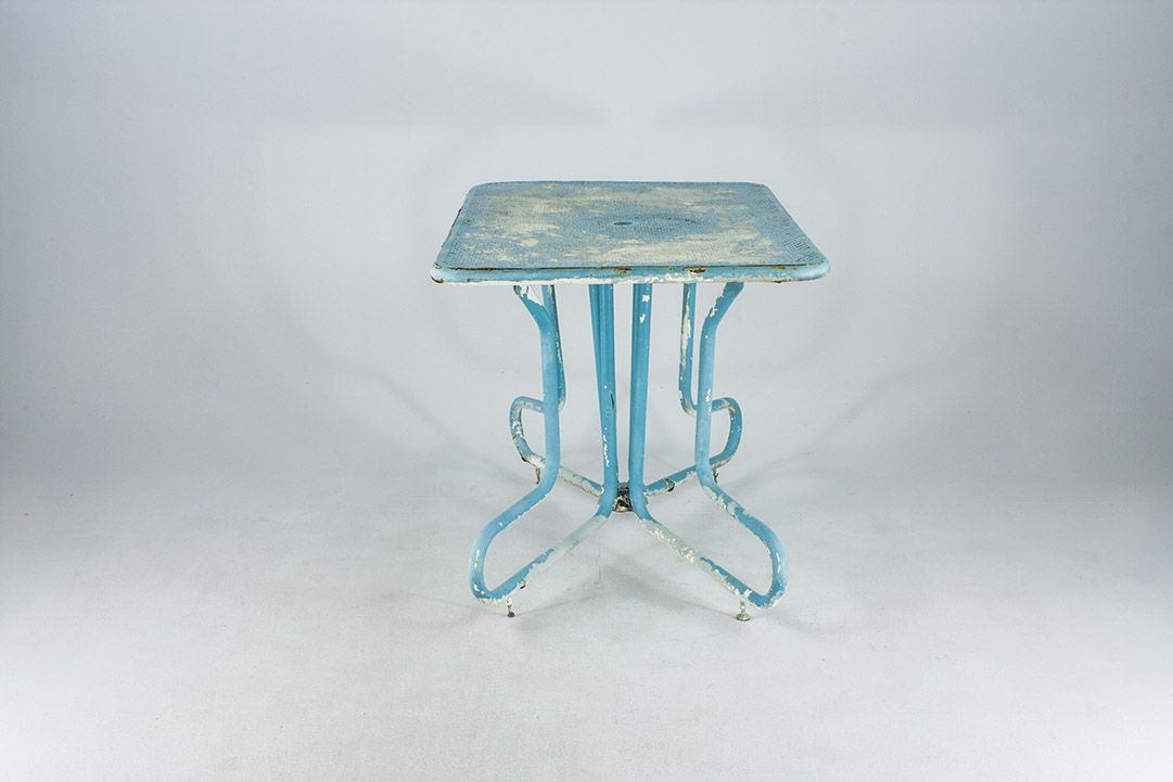 Foto Big Blue Garden Table with White Blurs of Color Italy 1972 h77x124x77