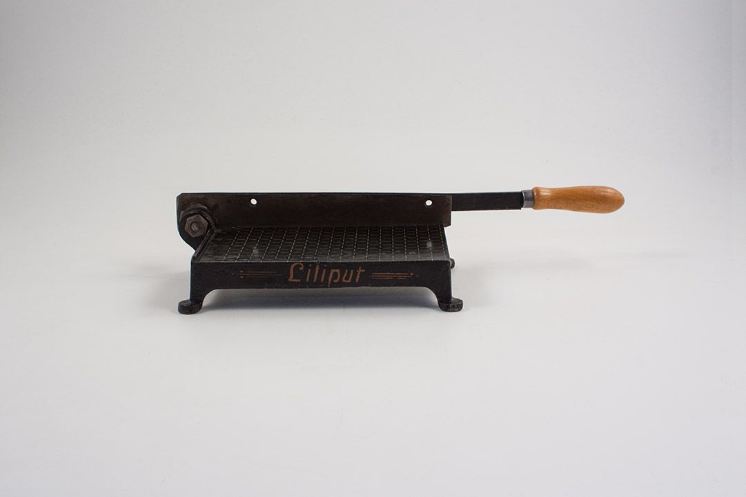 Foto Liliput Cutter Machine, Black Metal, Wooden Handle