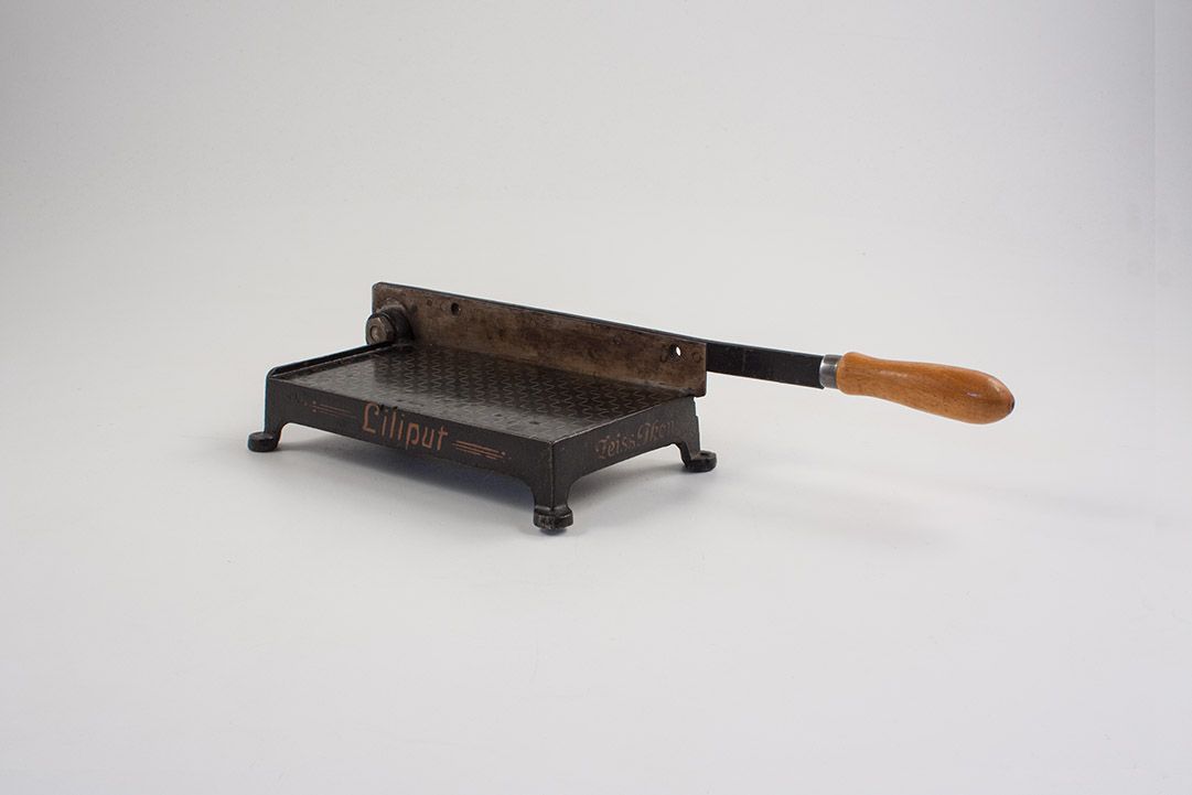 Foto Liliput Cutter Machine, Black Metal, Wooden Handle