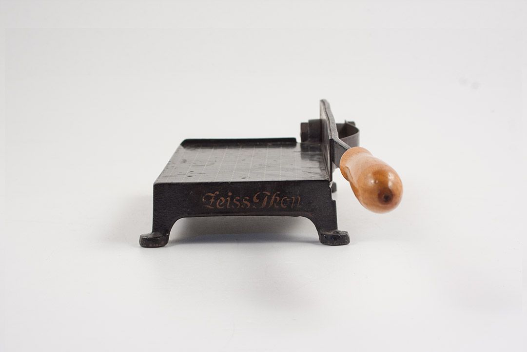 Foto Liliput Cutter Machine, Black Metal, Wooden Handle