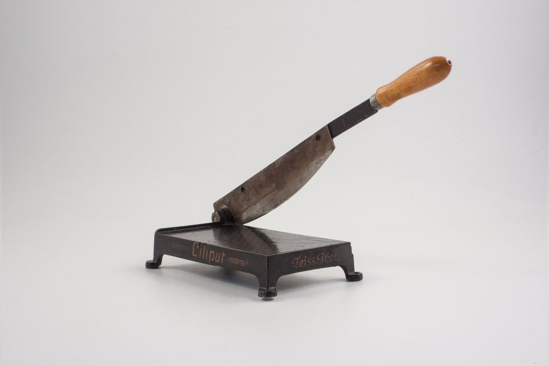Foto Liliput Cutter Machine, Black Metal, Wooden Handle