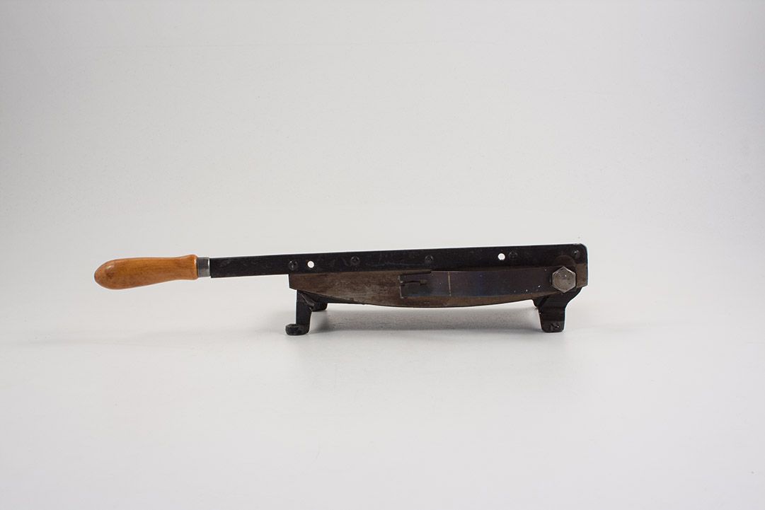 Foto Liliput Cutter Machine, Black Metal, Wooden Handle