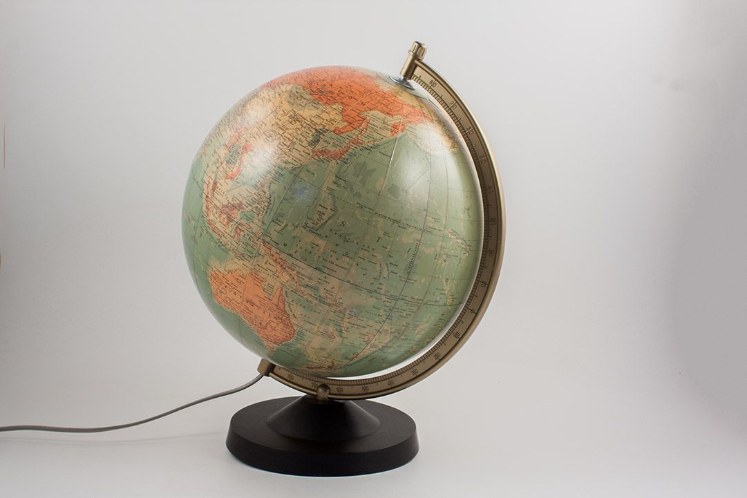 Foto Illuminated Glass Globe 1965