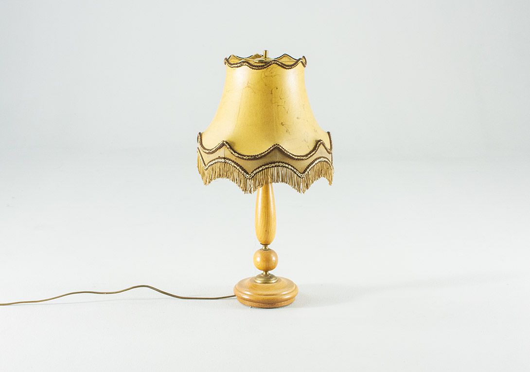 Foto Table Lamp with Wooden Stand and Beige Shade h50