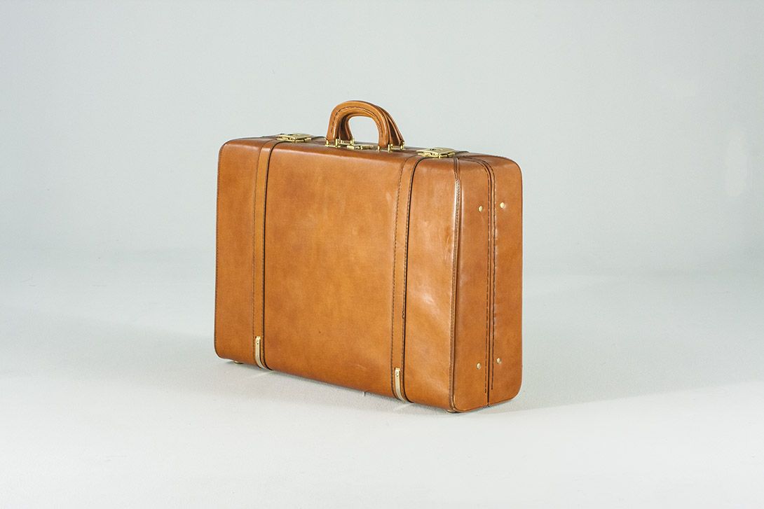Foto Luxurious Leather Suitcase with Brass Fittings 3 Sizes