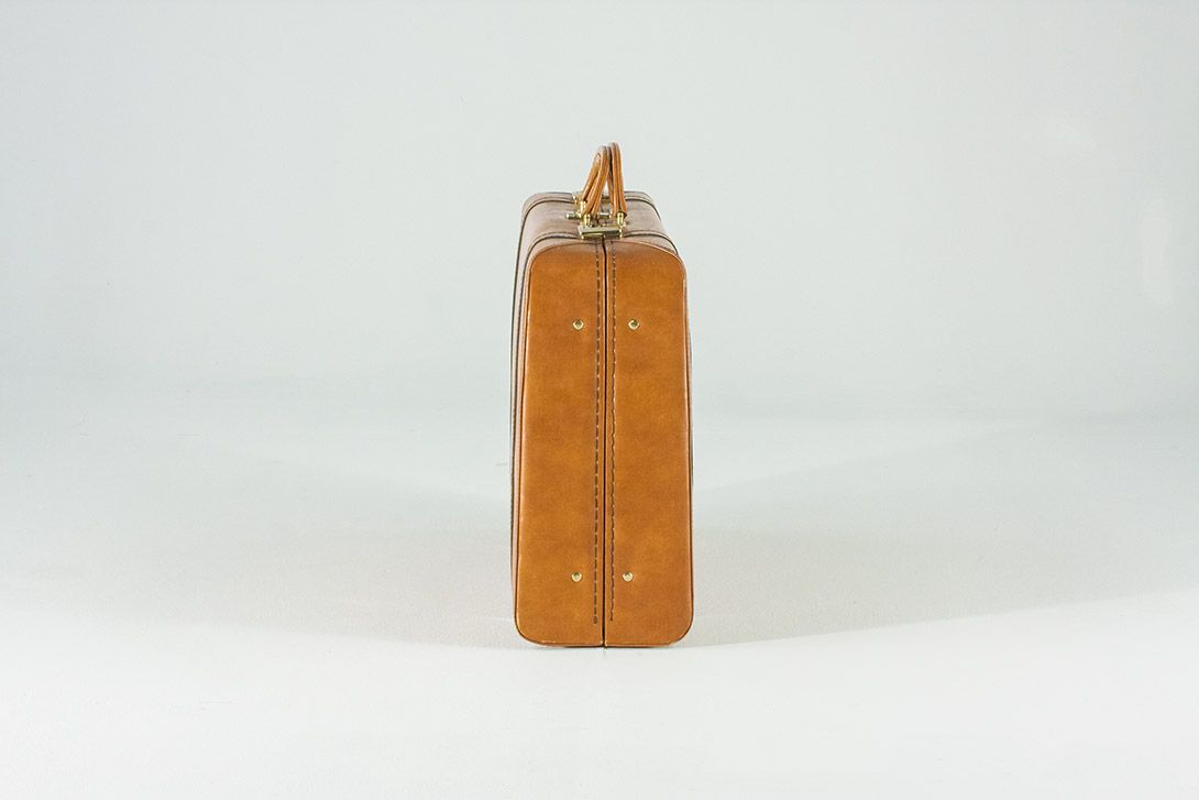 Foto Luxurious Leather Suitcase with Brass Fittings 3 Sizes