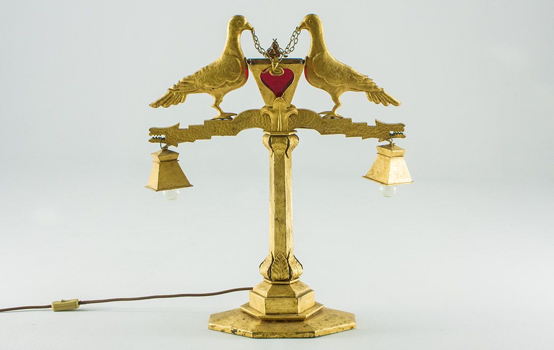 Foto Golden Pigeon Lamp with Red Heart Detail h80