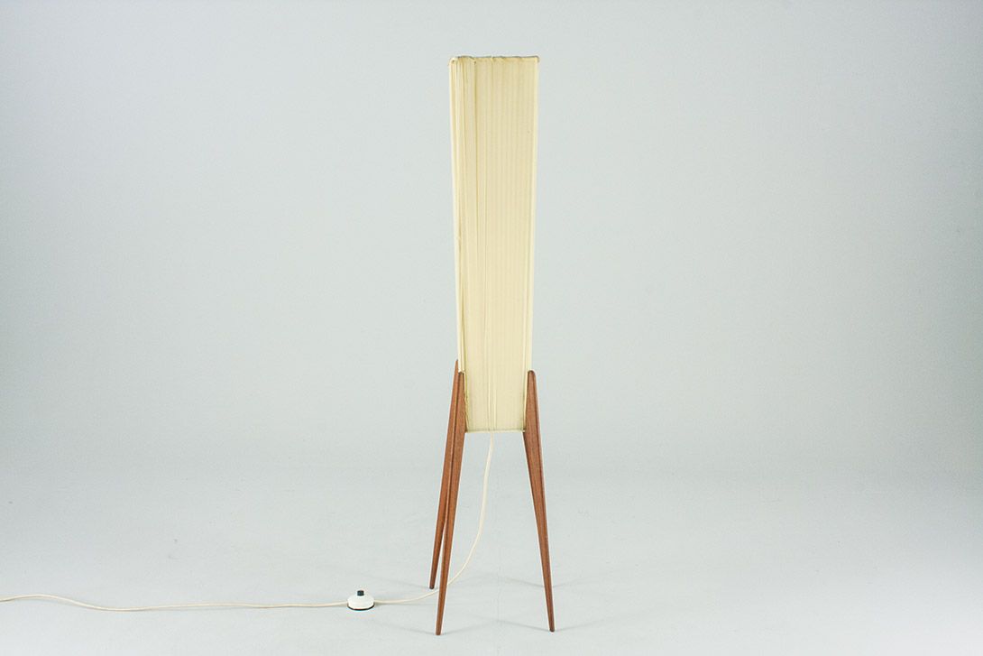 Foto Floor Lamp with White Trapezoidal Shade and Wooden Legs 1953 h125