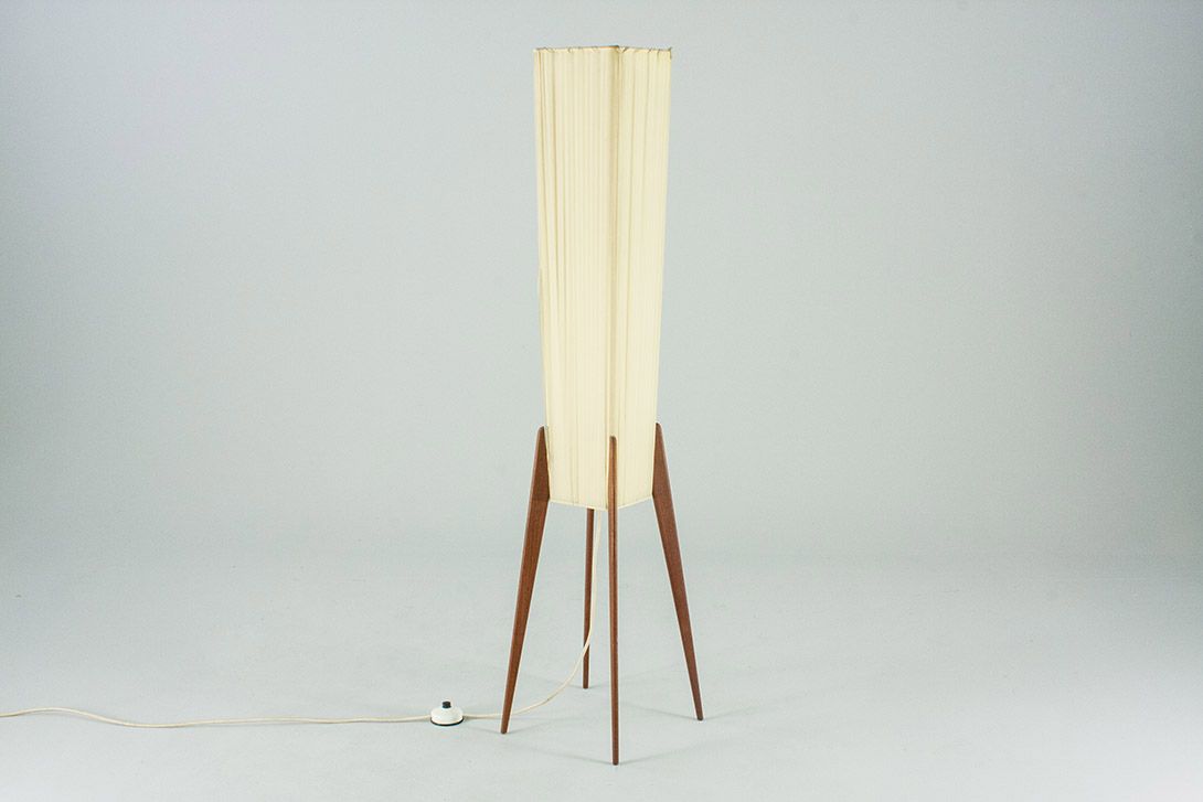 Foto Floor Lamp with White Trapezoidal Shade and Wooden Legs 1953 h125