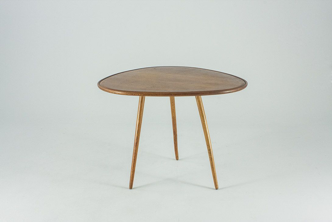 Foto Walnut Triangular Round Coffee Table 1956 h56x70