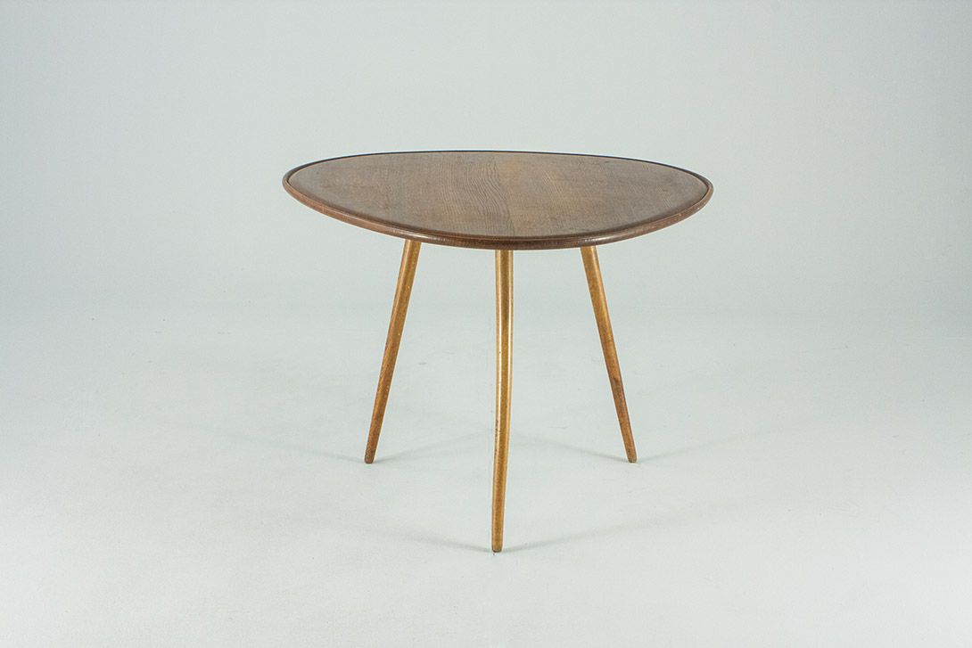 Foto Walnut Triangular Round Coffee Table 1956 h56x70