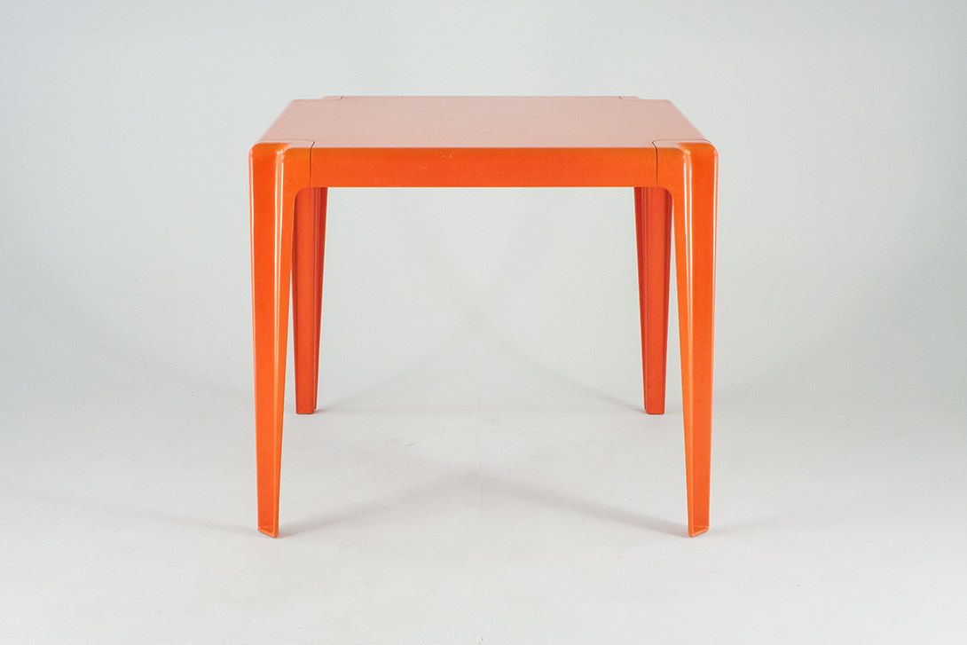 Foto Red Plastic Outdoor Table for Bofinger 1968 h72x85x85