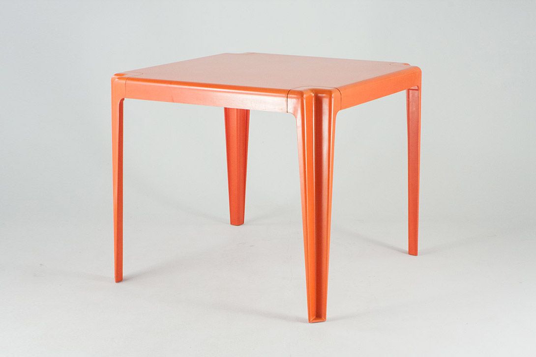 Foto Red Plastic Outdoor Table for Bofinger 1968 h72x85x85