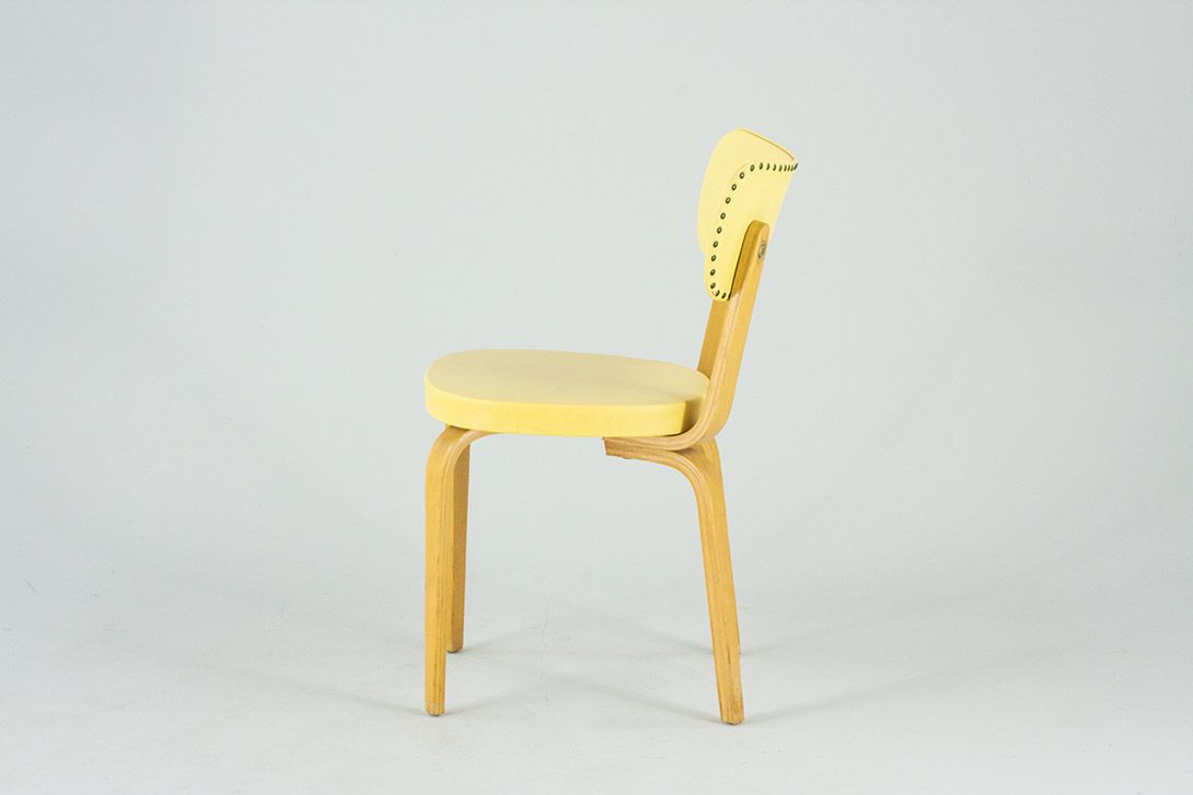 Foto Wooden Kitchen Chair with Yellow Upholstery