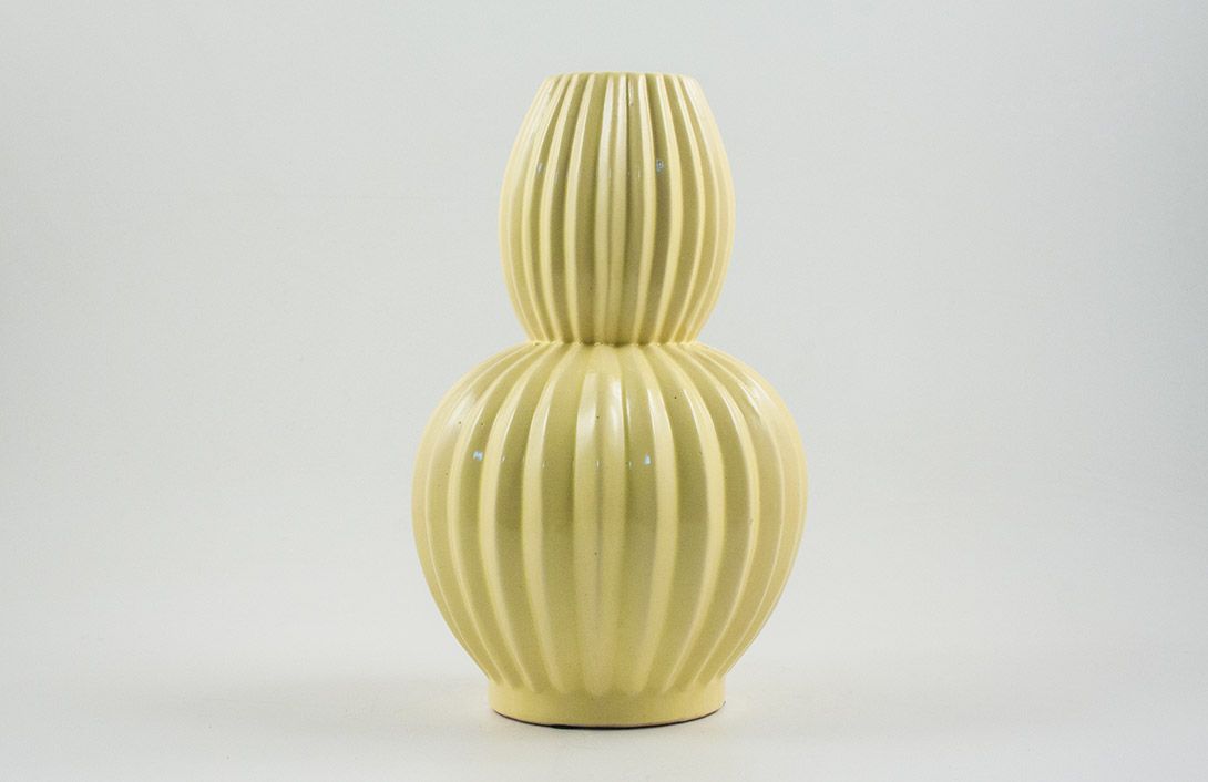 Foto Yellow Vase with Ribbed Surface h31x20