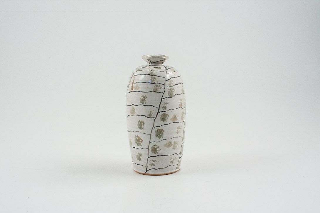 Foto White Vase with Black Striped and Beige Dabber Pattern
