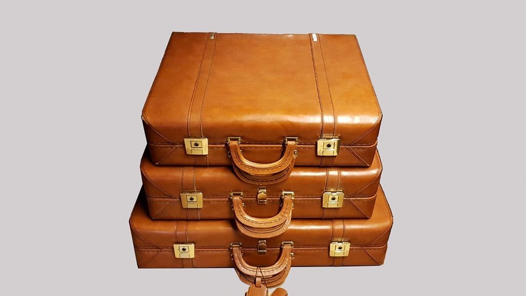 Foto Luxurious Leather Suitcase with Brass Fittings 3 Sizes