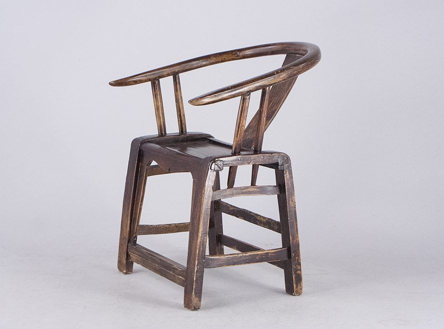 Foto Armchair with Chinese Symbols Carved in The Backrest