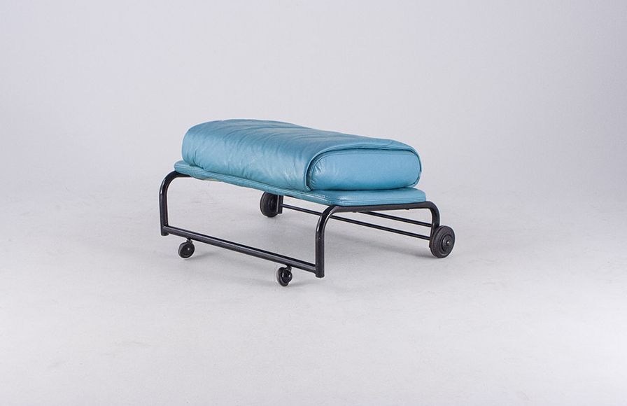 Foto Memphis Blue Leather Ottoman 1982