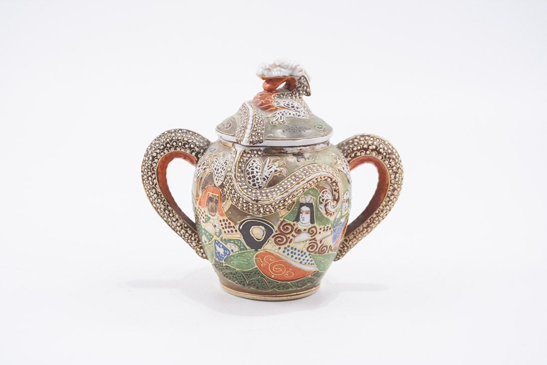 Foto Chinese Sugar Bowl with Dragon Relief