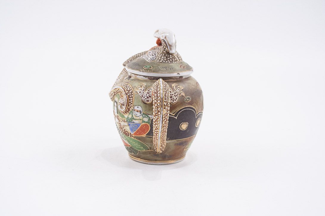 Foto Chinese Sugar Bowl with Dragon Relief