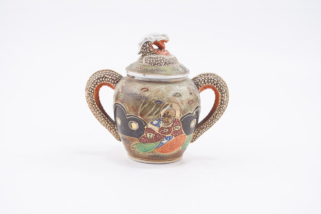 Foto Chinese Sugar Bowl with Dragon Relief
