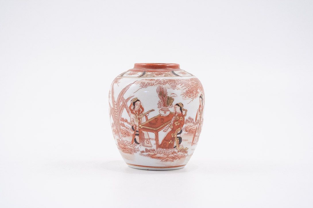 Foto Small Japanese Table Vase with Garden Scene