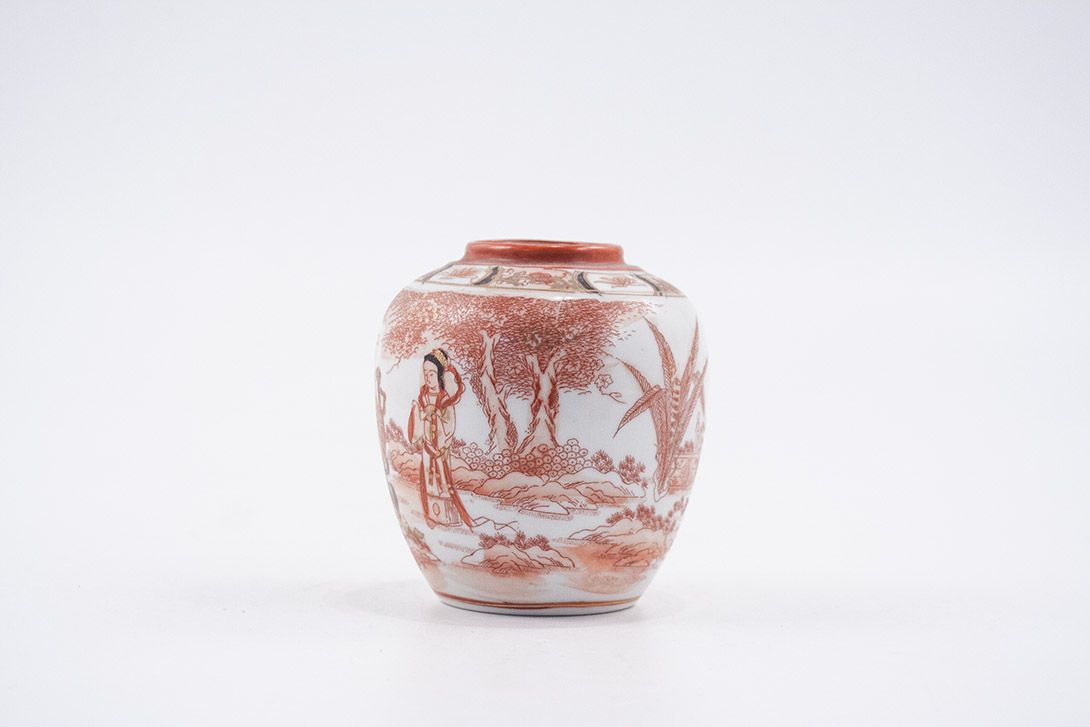 Foto Small Japanese Table Vase with Garden Scene