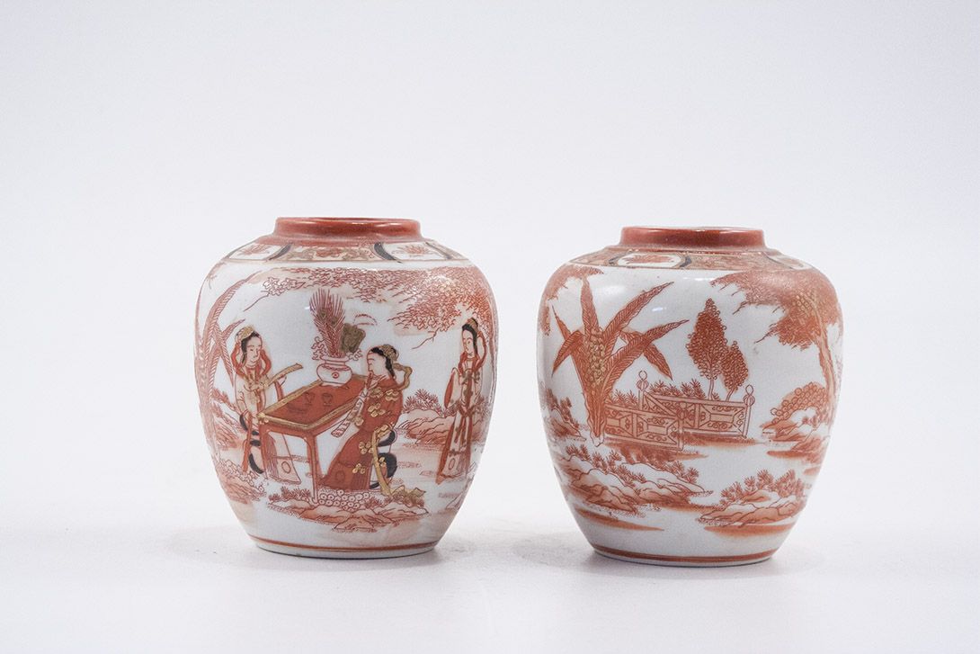 Foto Small Japanese Table Vase with Garden Scene