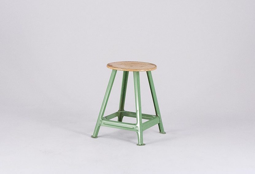 Foto Small Industrial Stool with Green Metal Legs h50x40