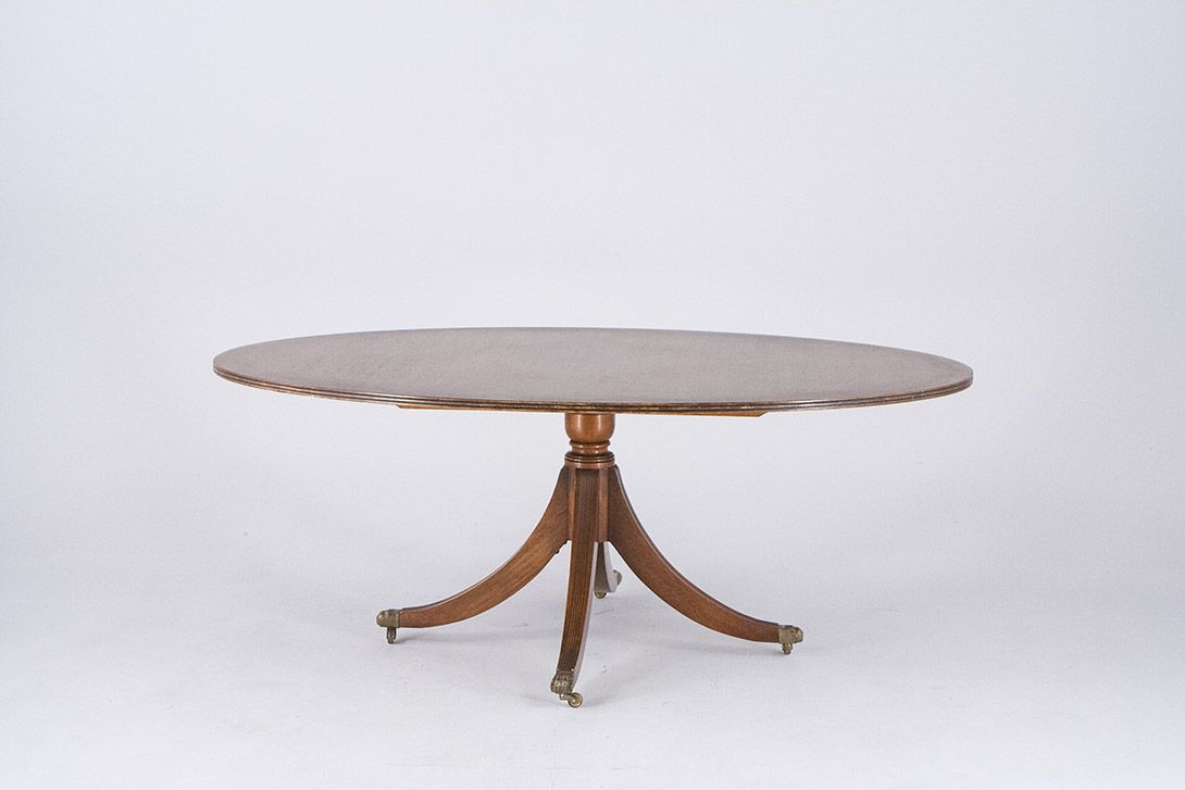 Foto Round Coffee Table with Four Bent Legs and Coasters London 1880 h54x92x140