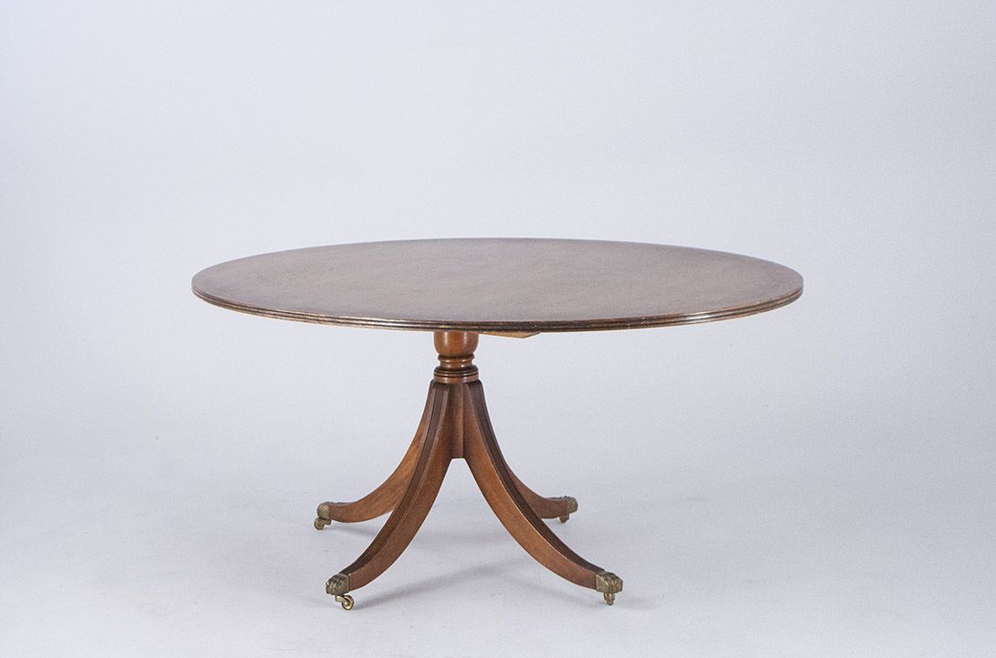 Foto Round Coffee Table with Four Bent Legs and Coasters London 1880 h54x92x140