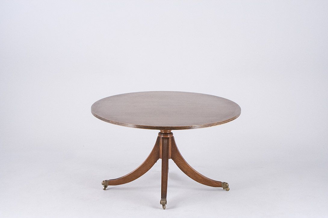 Foto Round Coffee Table with Four Bent Legs and Coasters London 1880 h54x92x140