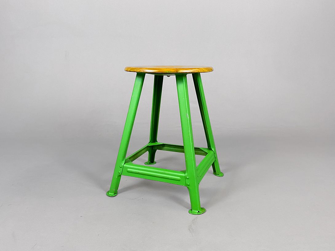 Foto Industrial Stool with Bright Green Metal Legs and Wooden Seat h60x40