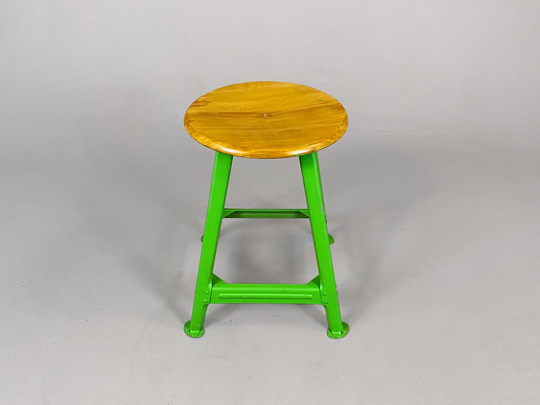 Foto Industrial Stool with Bright Green Metal Legs and Wooden Seat h60x40