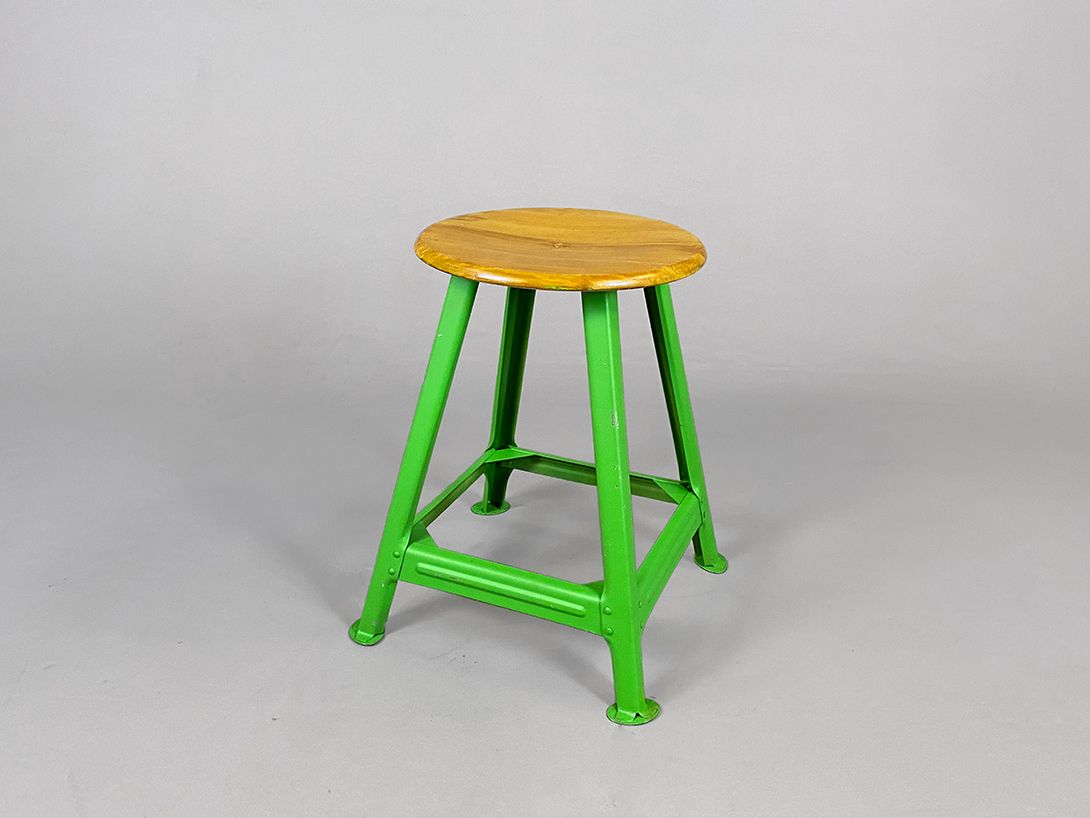 Foto Industrial Stool with Bright Green Metal Legs and Wooden Seat h60x40