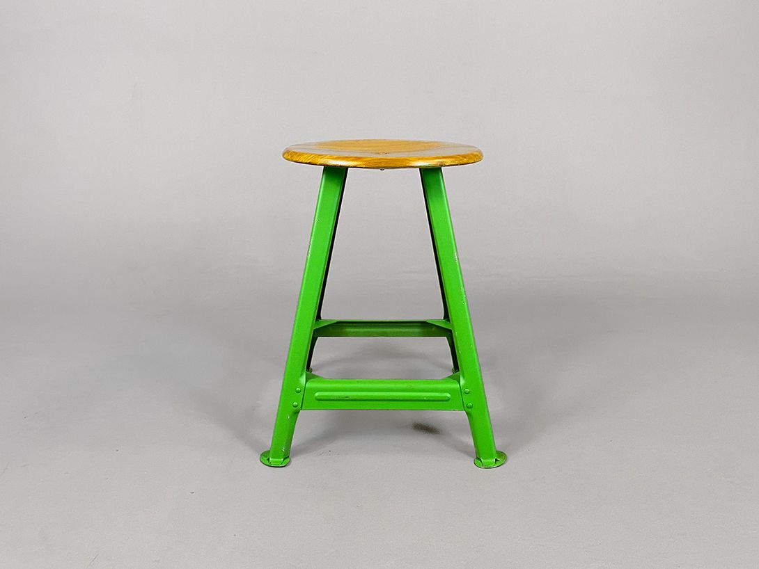 Foto Industrial Stool with Bright Green Metal Legs and Wooden Seat h60x40