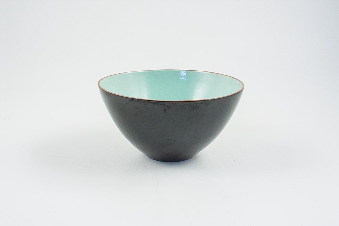 Foto Plain Black Bowl with Turquoise Inside