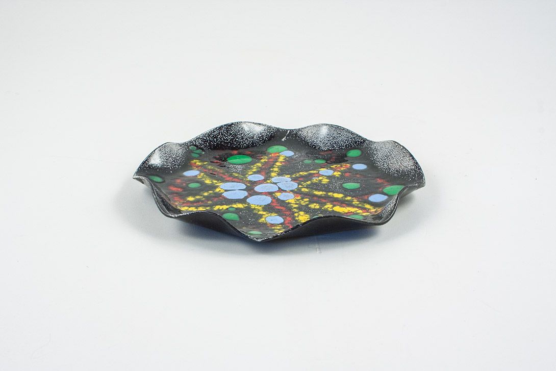 Foto Black Plate with Colorful Dabber Pattern, Wavy Rim
