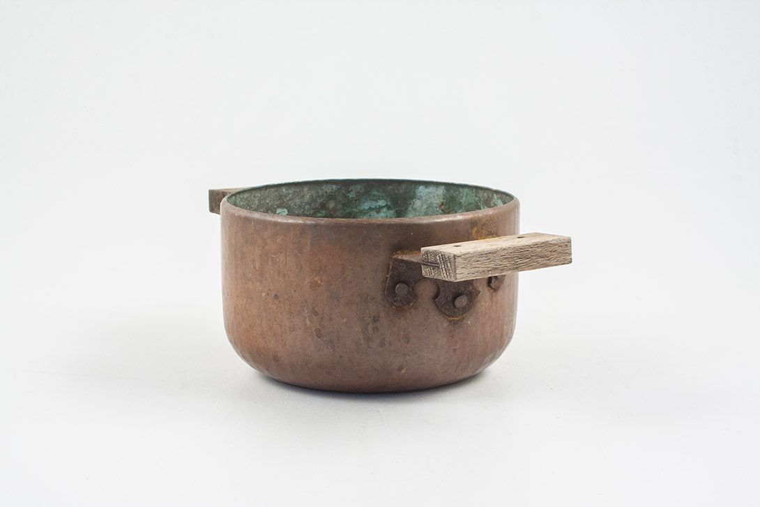 Foto Vintage Brazen Pot With Wooden Handle