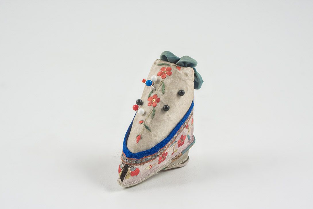 Foto Colorful Shoe-Shaped Pincushion h9x8