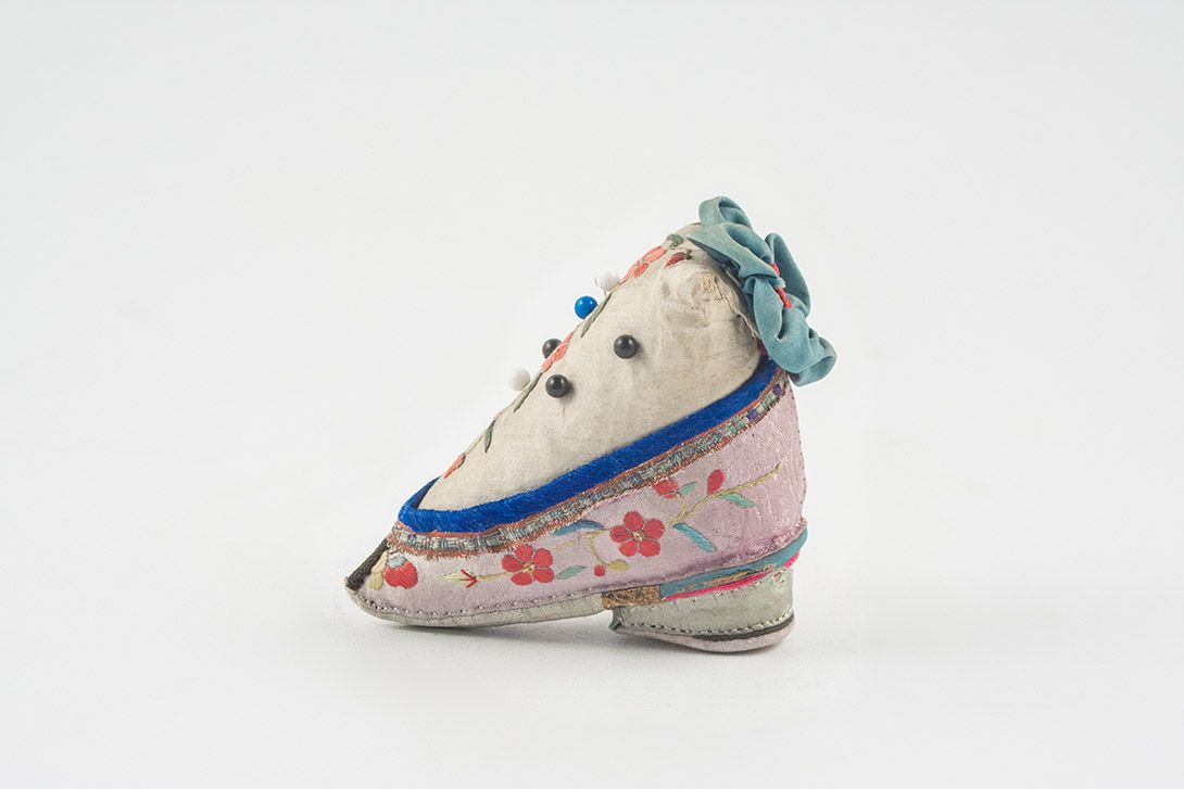 Foto Colorful Shoe-Shaped Pincushion h9x8