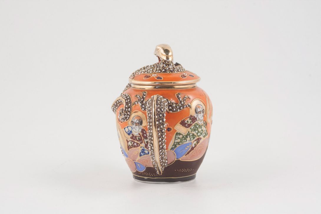 Foto Chinese Sugar Box with Dragon Relief and Colorful Pattern