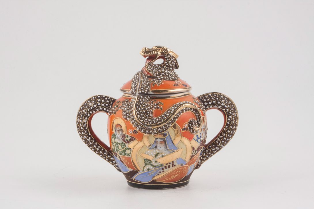 Foto Chinese Sugar Box with Dragon Relief and Colorful Pattern