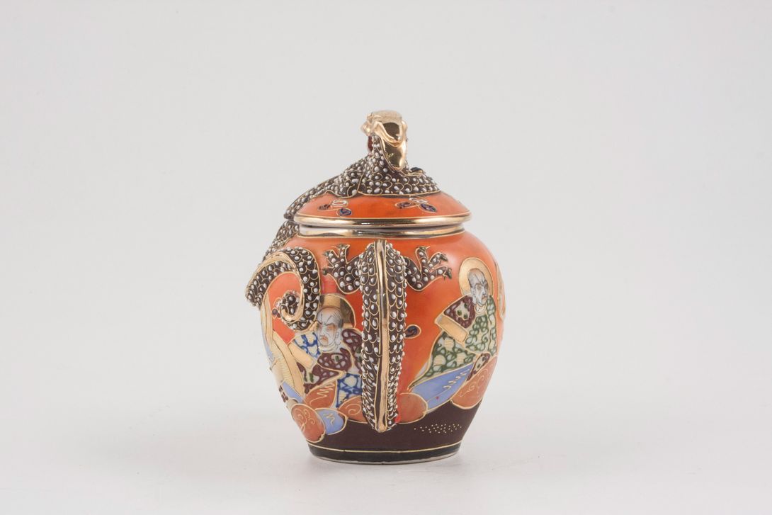Foto Chinese Sugar Box with Dragon Relief and Colorful Pattern