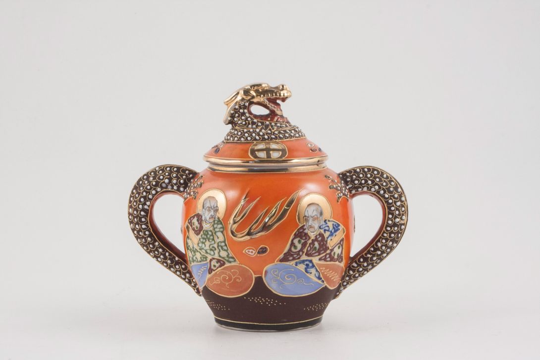 Foto Chinese Sugar Box with Dragon Relief and Colorful Pattern