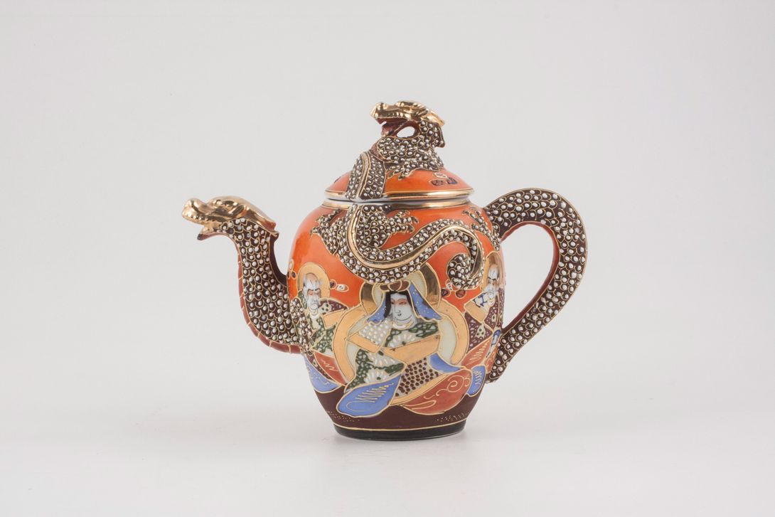 Foto Chinese Patterned Tea Pot with Dragon Relief